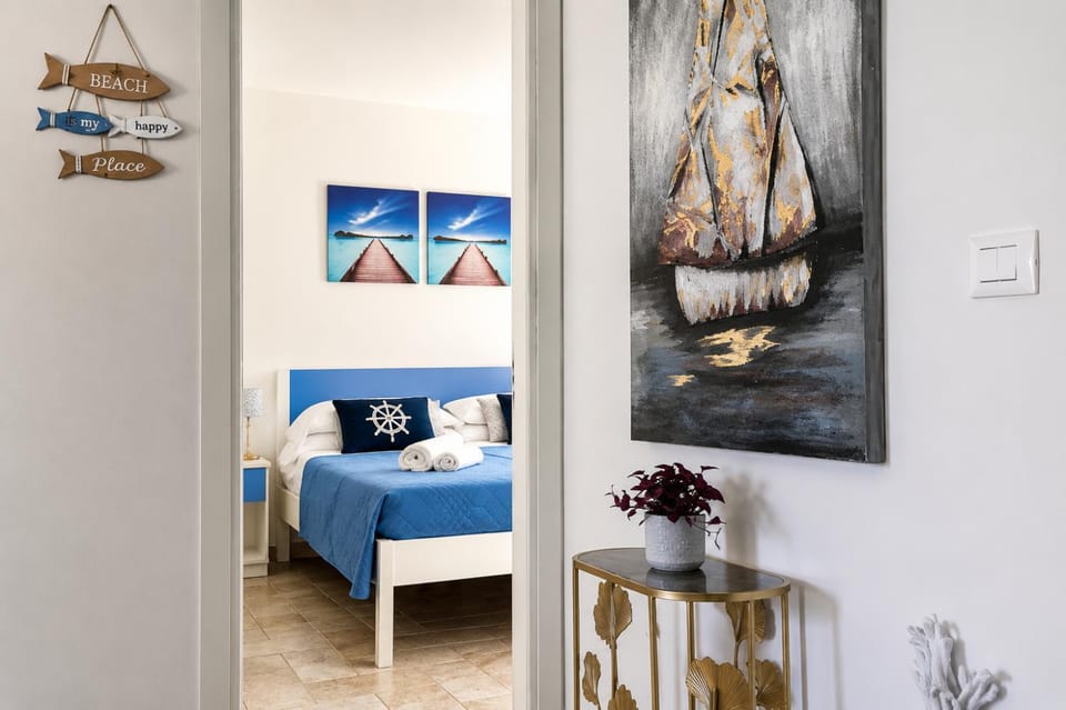 Bed, Living room, Photo of the whole room, Decorative detail, Seating area, Bedroom