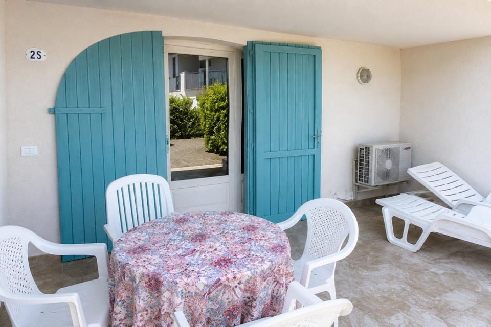 Patio, Communal lounge/ TV room, Day, TV and multimedia, View (from property/room), Balcony/Terrace, Living room, Seating area, Dining area, Evening entertainment