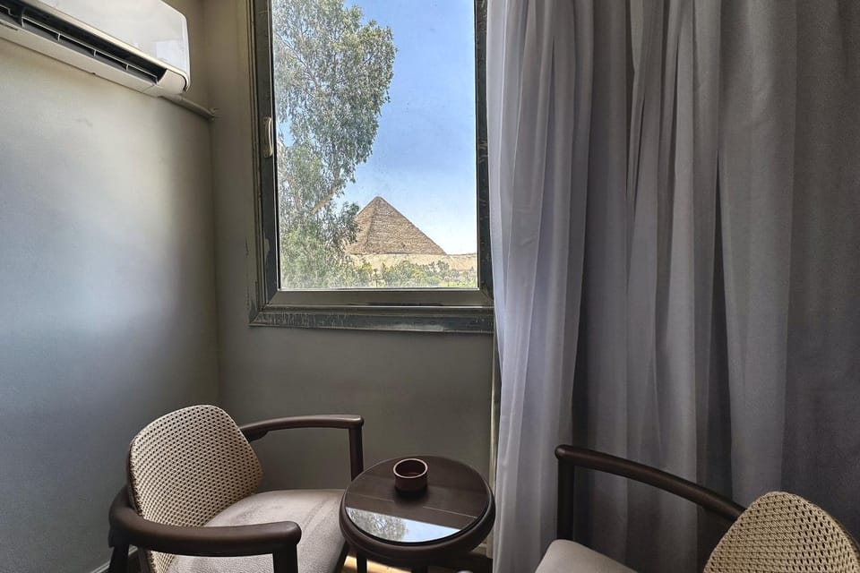 Giza Pyramid View Flat & Egyptian Art Apartment in Egypt