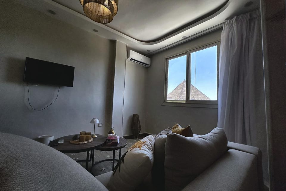 Giza Pyramid View Flat & Egyptian Art Apartment in Egypt