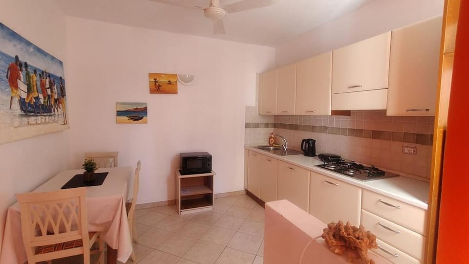 Coffee/tea facilities, Kitchen or kitchenette, Dining area, stove