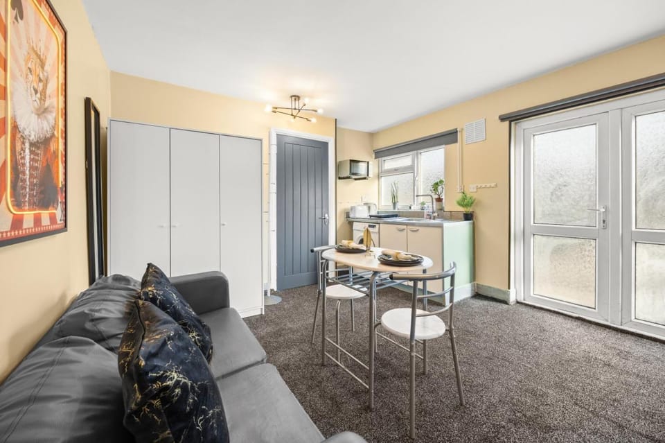 Kitchen or kitchenette, Seating area, Dining area