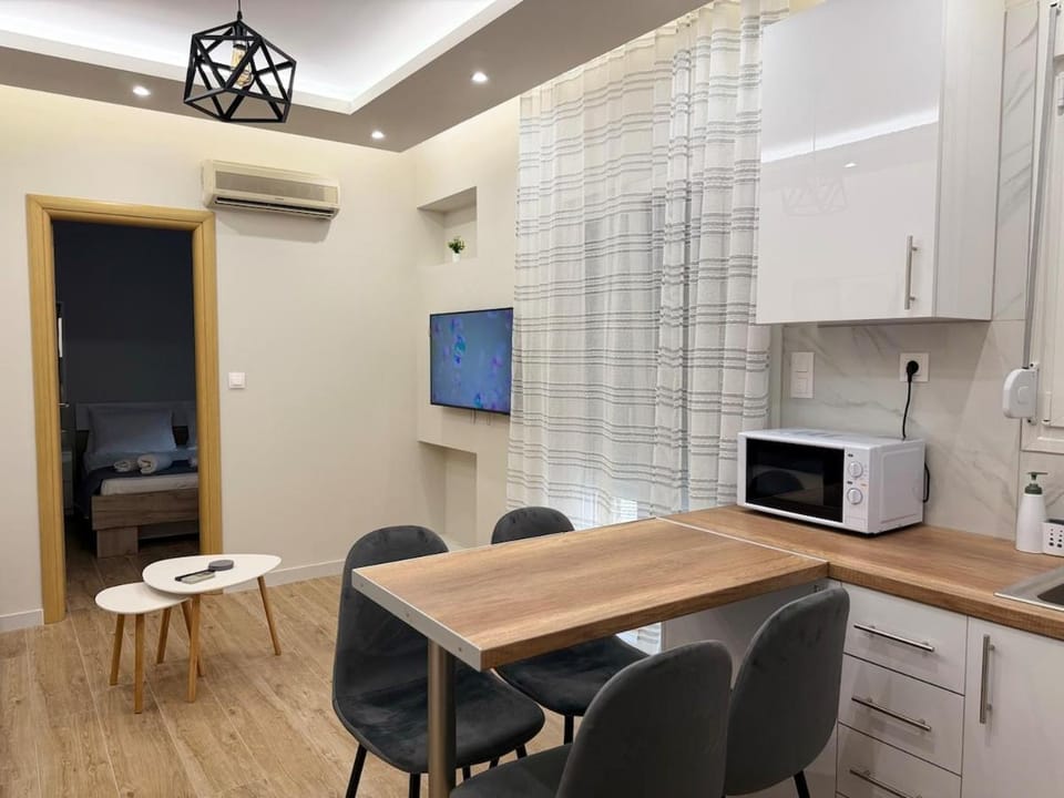 TV and multimedia, Living room, Seating area, Dining area, air conditioner