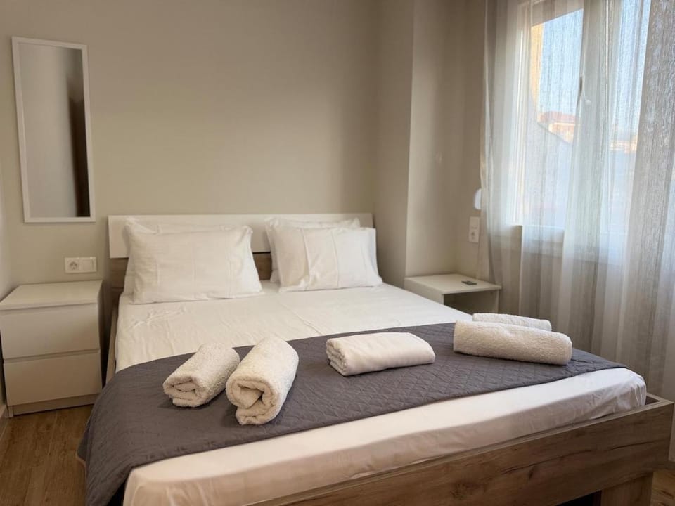 Bed, Bedroom, towels