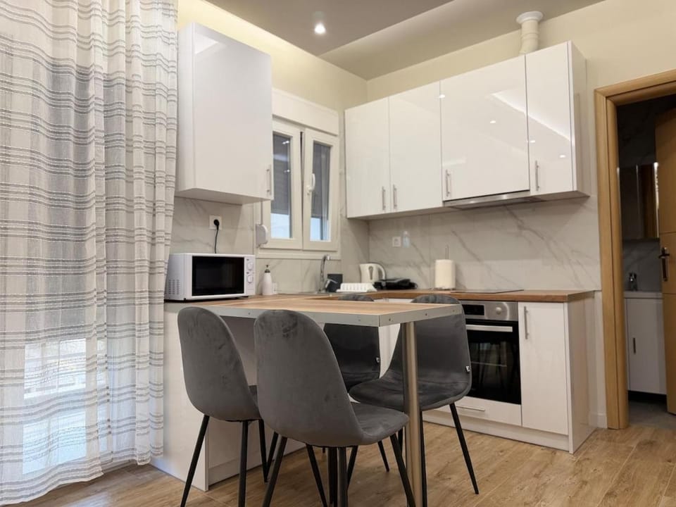 Kitchen or kitchenette, Dining area, toaster