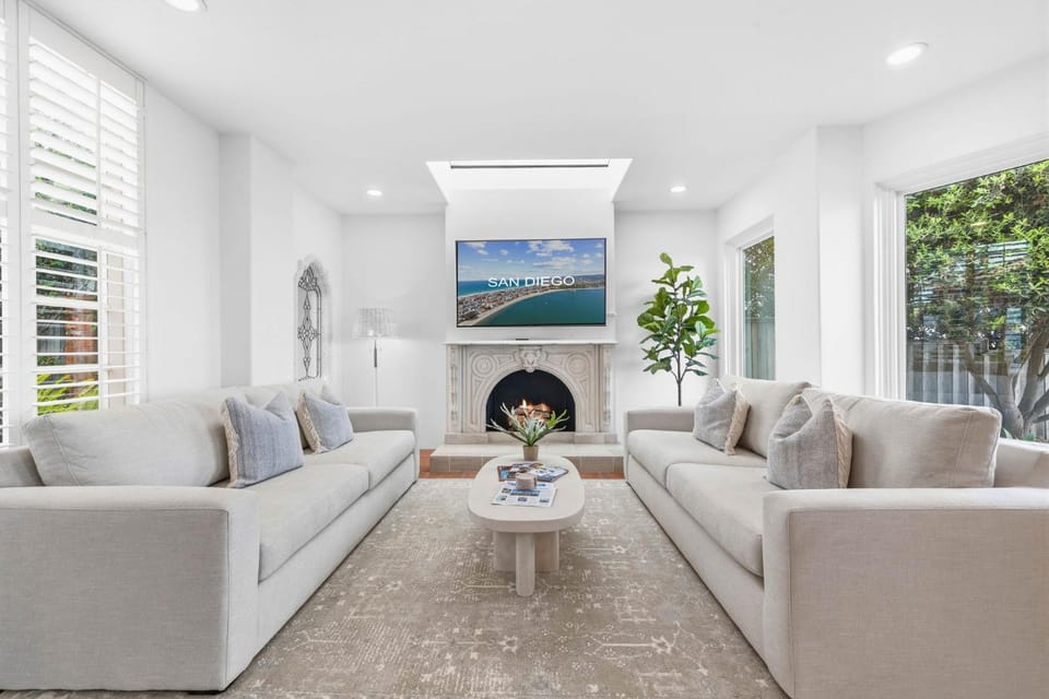 Luxury Oceanfront Bird Rock Retreat, Hot Tub, Firepit, Amazing Sunset Views House in La Jolla