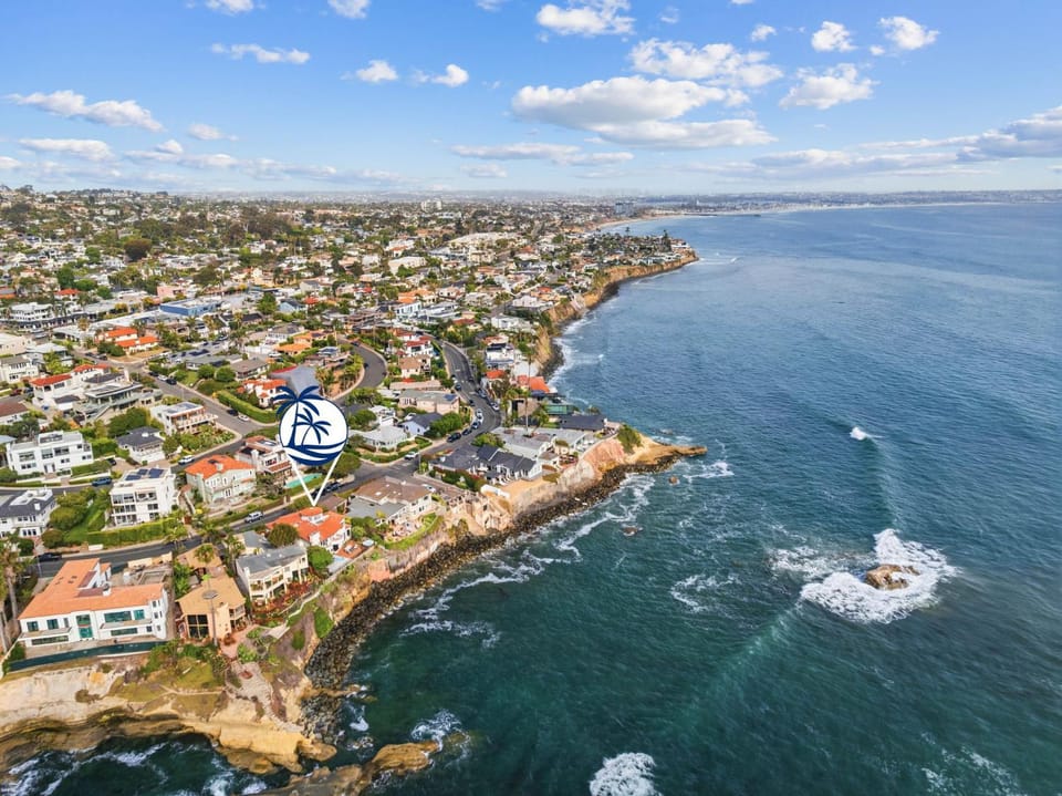 Luxury Oceanfront Bird Rock Retreat, Hot Tub, Firepit, Amazing Sunset Views House in La Jolla