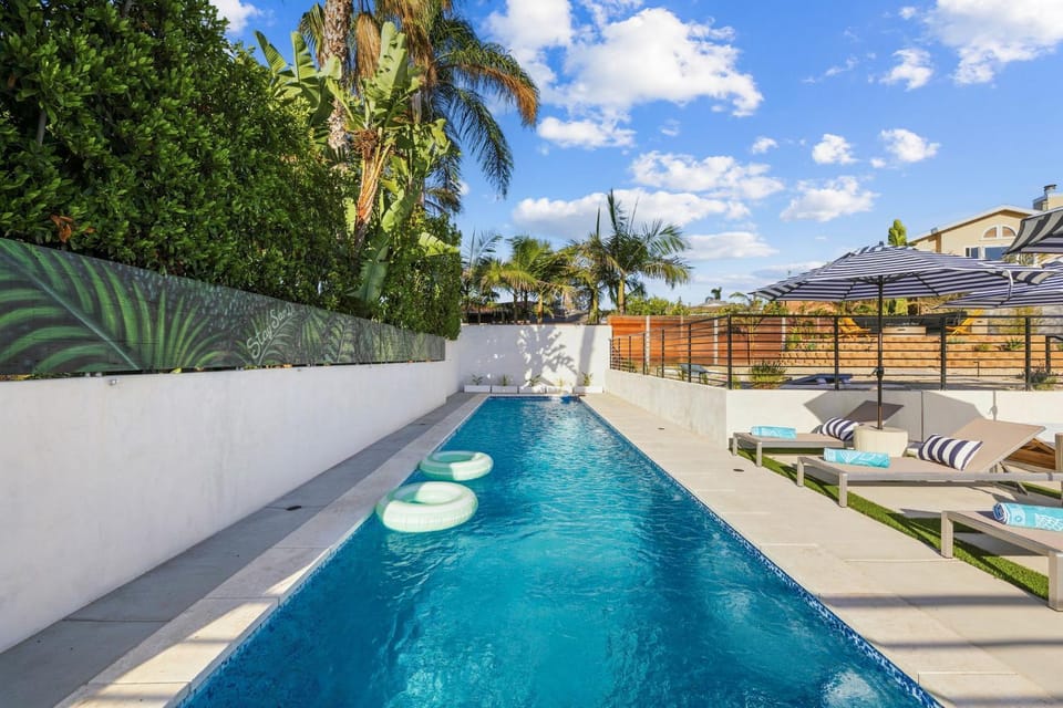 Stay SanDi Resort Style Paradise, Pool Hot Tub, Renovated, AC House in San Diego