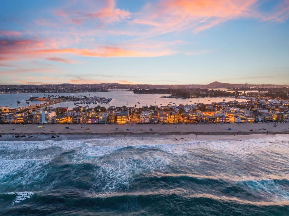 Mission Beach Oceanfront Penthouse, Wraparound Deck, Fireplace, Garage Parking, Amazing Views House in Mission Beach