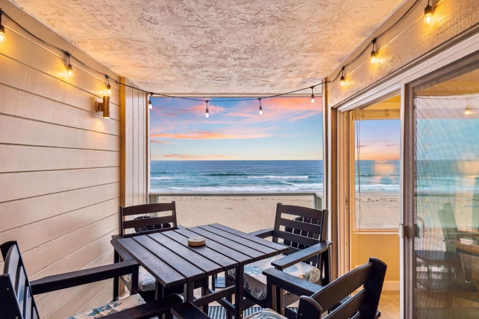 Oceanfront Mission Beach Penthouse with Private Deck, Panoramic Pacific Views and Garage Parking House in Mission Beach