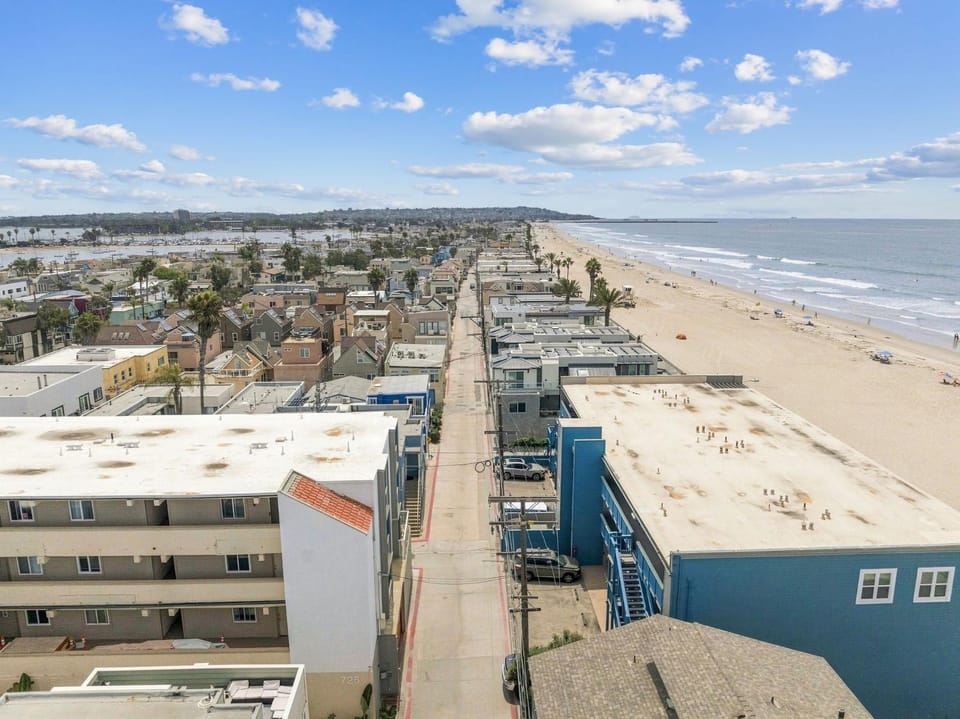 Oceanfront Mission Beach Penthouse with Private Deck, Panoramic Pacific Views and Garage Parking House in Mission Beach