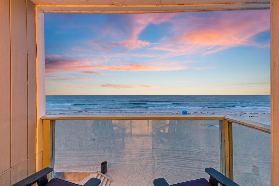 Oceanfront Mission Beach Penthouse with Private Deck, Panoramic Pacific Views and Garage Parking House in Mission Beach
