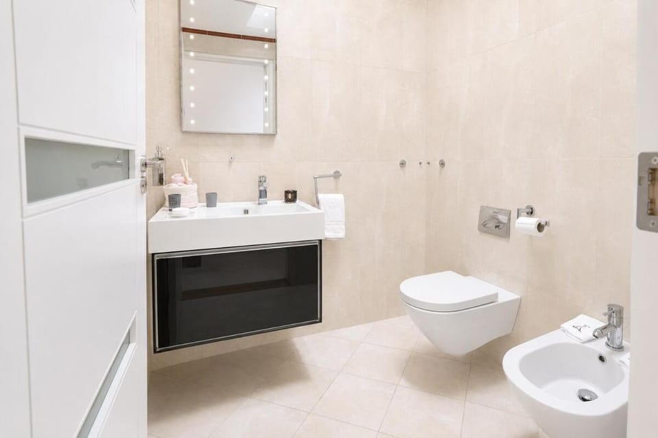 Shower, Toilet, Bathroom, bidet, towels