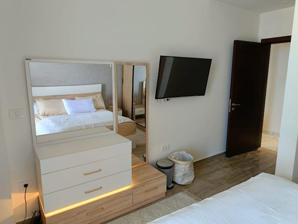 Bed, TV and multimedia, Bedroom