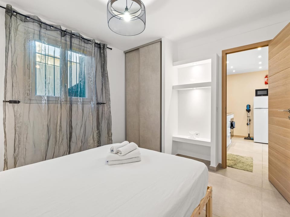 Bed, Bedroom, towels, wardrobe