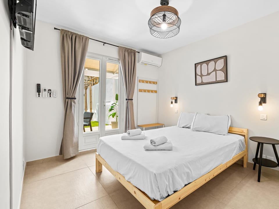 Bed, Photo of the whole room, Bedroom, towels