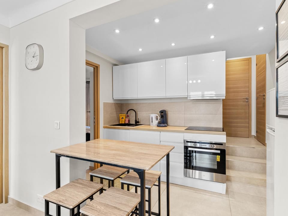 Kitchen or kitchenette, Dining area, dishwasher, oven, pet friendly