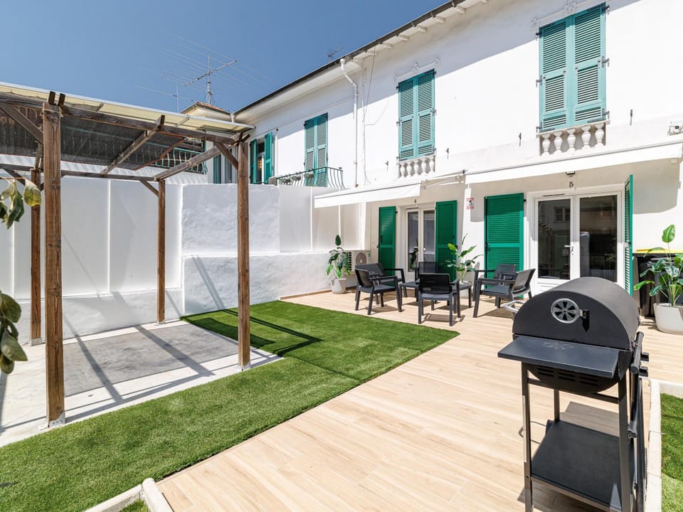 Property building, Patio, Spring, Day, BBQ facilities, Garden, Garden, Balcony/Terrace, Seating area, Garden view, sunbed