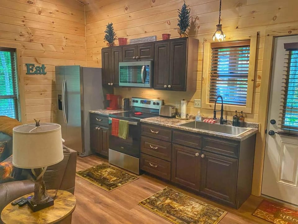 Quiet*cozy*fast WIFI* Dollywood* hottub*FP #9 House in Douglas Lake
