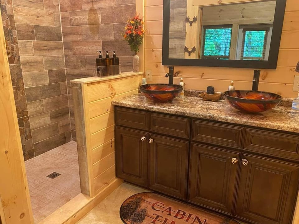 Quiet*cozy*fast WIFI* Dollywood* hottub*FP #9 House in Douglas Lake