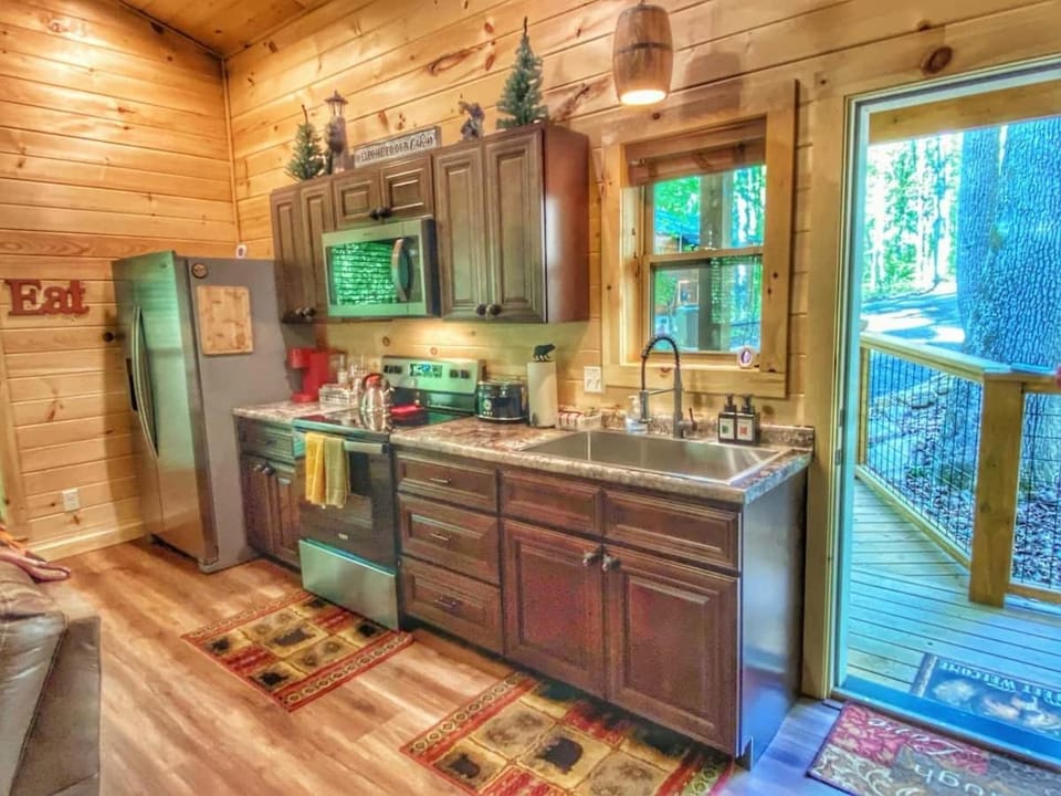 Quiet~peaceful~fast WiFi~f/p~hottub~Dollywood~#10 House in Douglas Lake