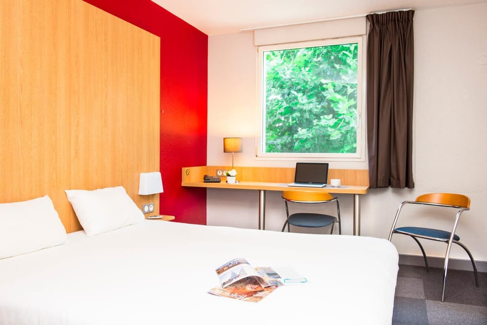 Photo of the whole room, Decorative detail, Bedroom