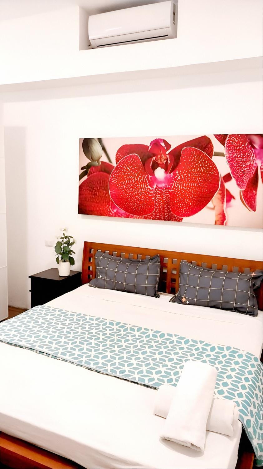 Bed, Bedroom, towels, air conditioner
