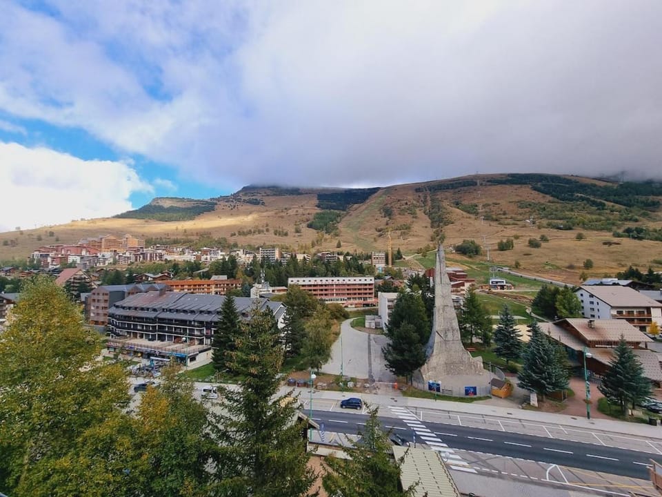Nearby landmark, Natural landscape, Mountain view