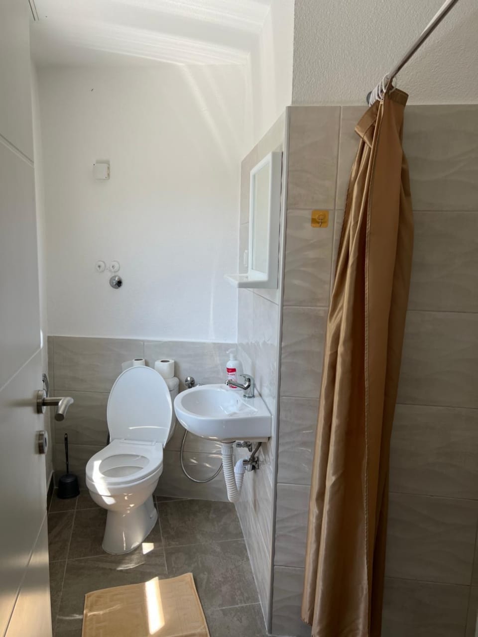 Shower, Toilet, Bathroom, bidet, towels