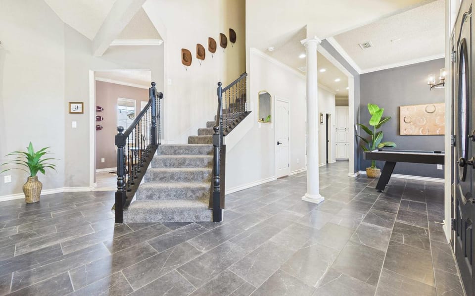 The Cottonwood Estate Sleeps 16 Pool House in Lubbock
