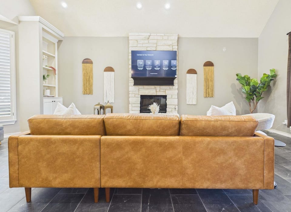 The Cottonwood Estate Sleeps 16 Pool House in Lubbock