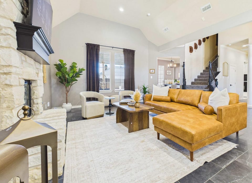 The Cottonwood Estate Sleeps 16 Pool House in Lubbock