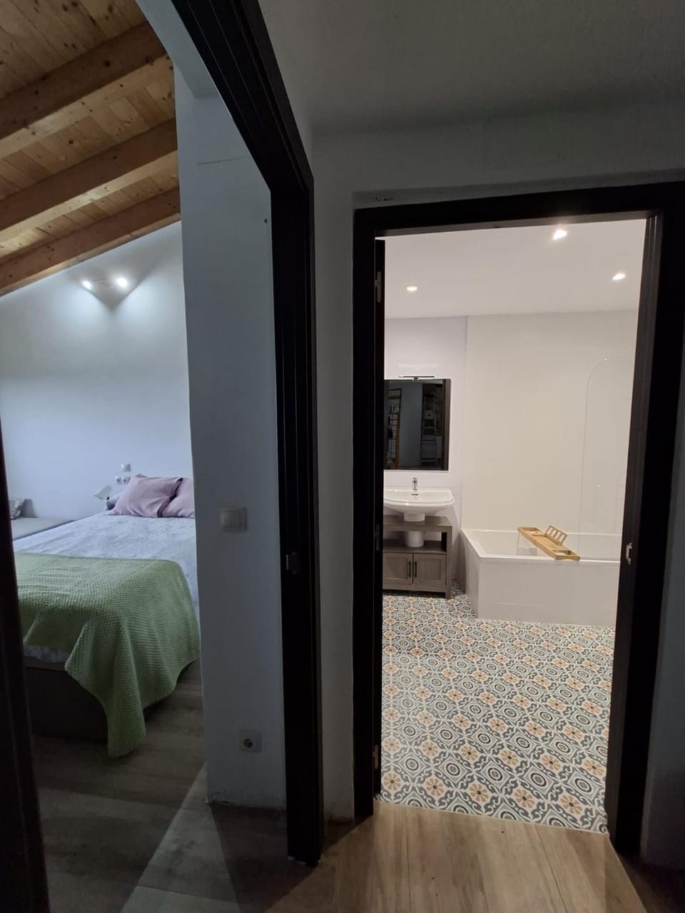 Bed, Photo of the whole room, Bedroom