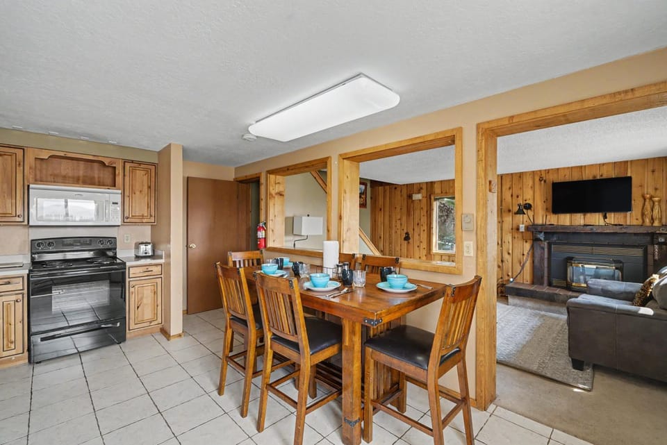 1 minute to Yellowstone Trpper Unit 2 House in West Yellowstone