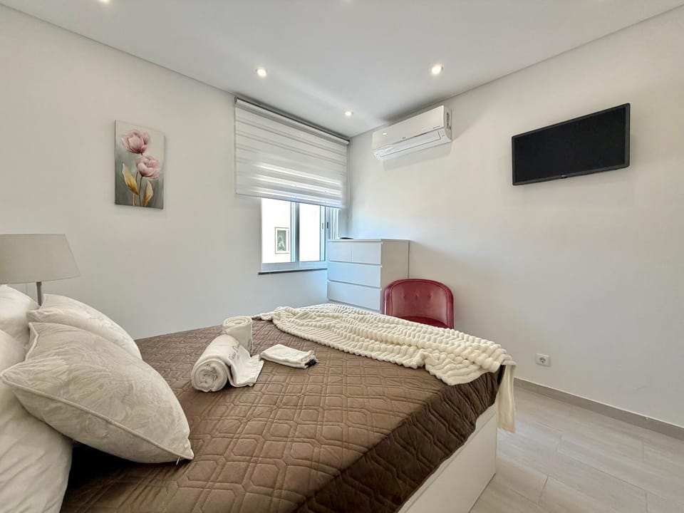 Bed, TV and multimedia, Bedroom, air conditioner