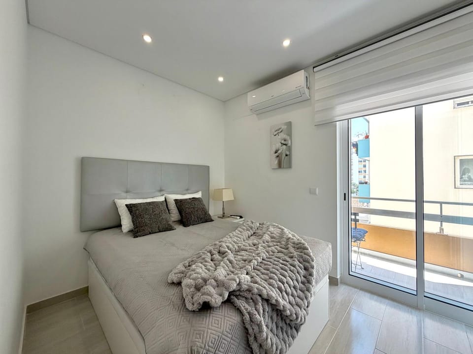 Bed, TV and multimedia, Bedroom, air conditioner