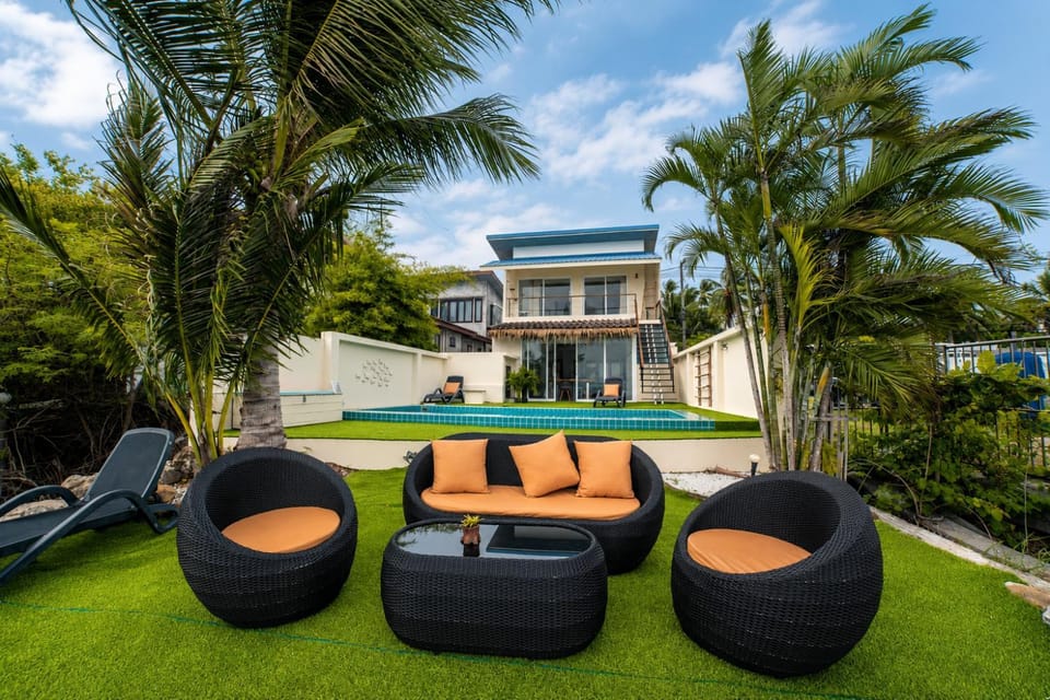 Seating area, Garden view, Pool view, Swimming pool, sunbed