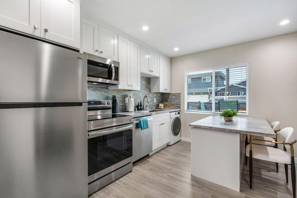 Kitchen or kitchenette, Dining area, dishwasher