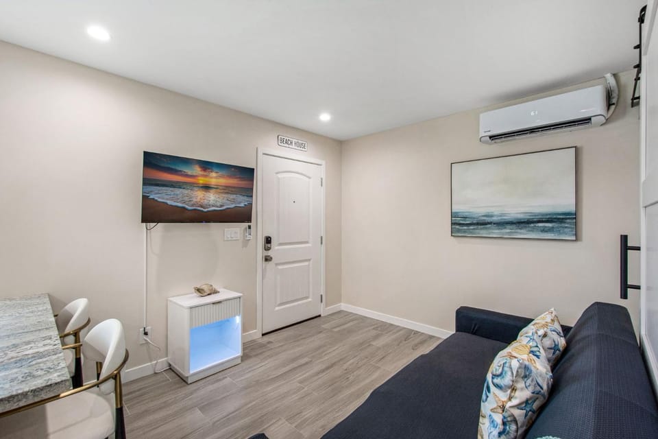 TV and multimedia, Living room, Seating area, air conditioner