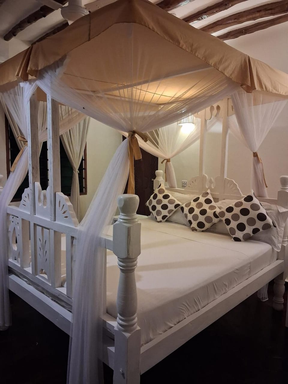 6 bedrooms near the beach Villa in Kenya