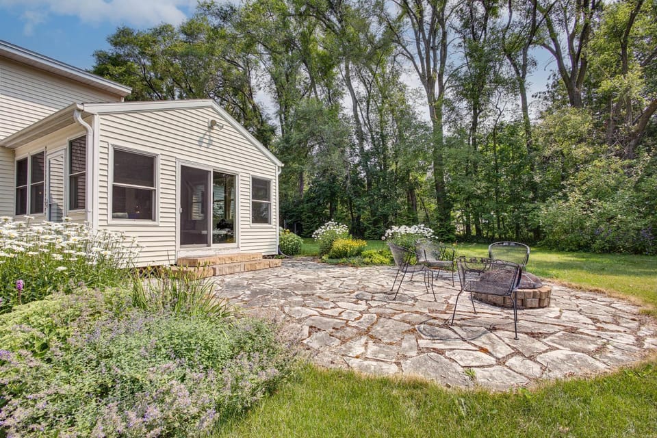 Updated Home Minutes to Downtown and Beach! House in Door County