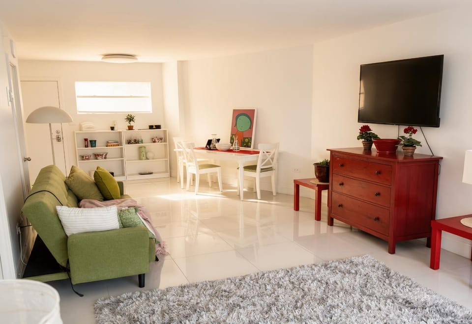 Steps to Beach Luxury 2BR Condo Pool & Gym Sleeps 8 Apartment in Flamingo Lummus