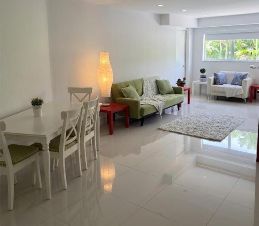 Steps to Beach Luxury 2BR Condo Pool & Gym Sleeps 8 Apartment in Flamingo Lummus