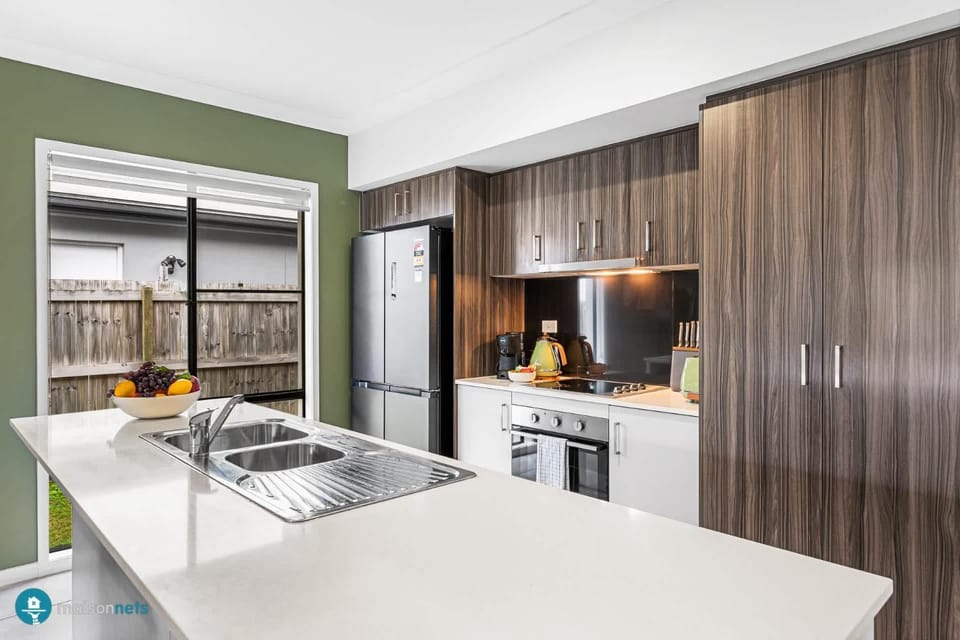 Kitchen or kitchenette, dishwasher, minibar, oven, stove, toaster