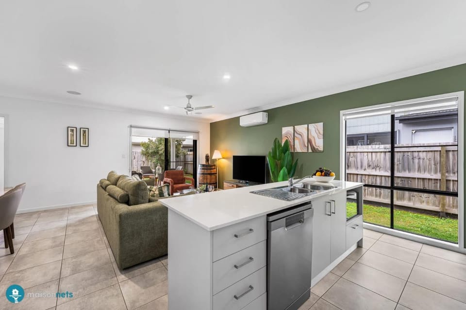 Kitchen or kitchenette, Living room, dishwasher