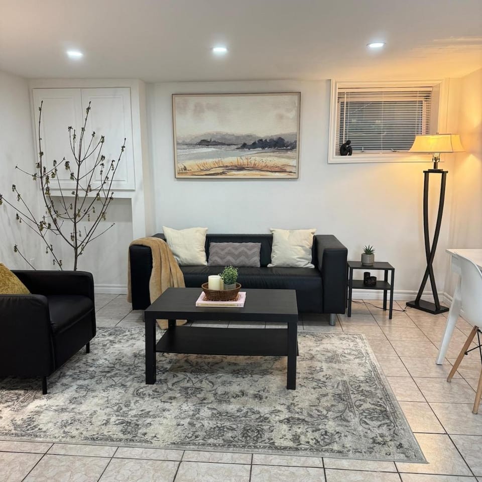 Modern Private 2-Bedroom Guest Suite l Free Parking l Self Check-in! Apartment in Guelph