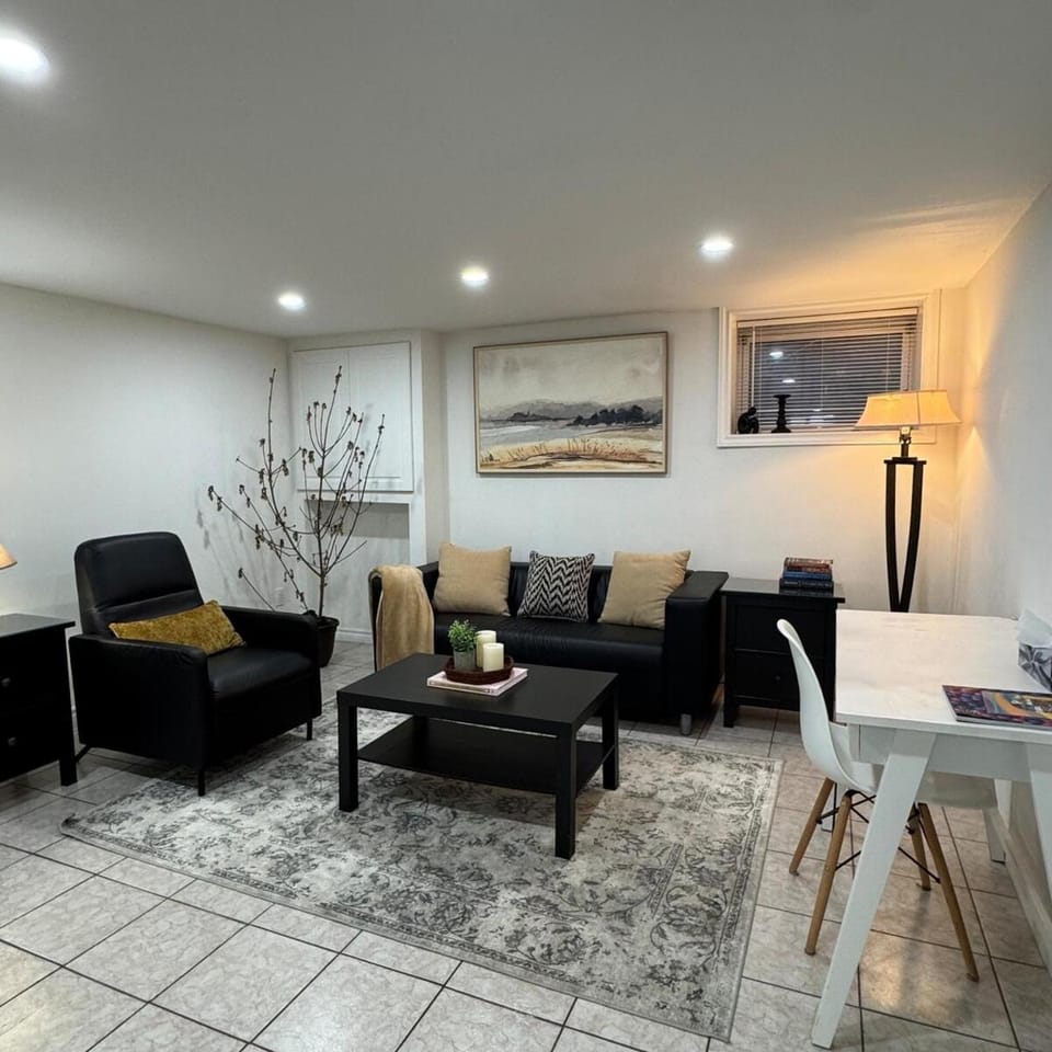 Modern Private 2-Bedroom Guest Suite l Free Parking l Self Check-in! Apartment in Guelph