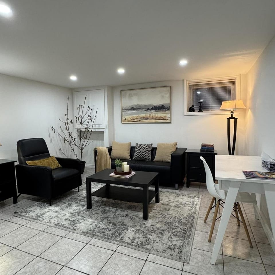 Modern Private 2-Bedroom Guest Suite l Free Parking l Self Check-in! Apartment in Guelph