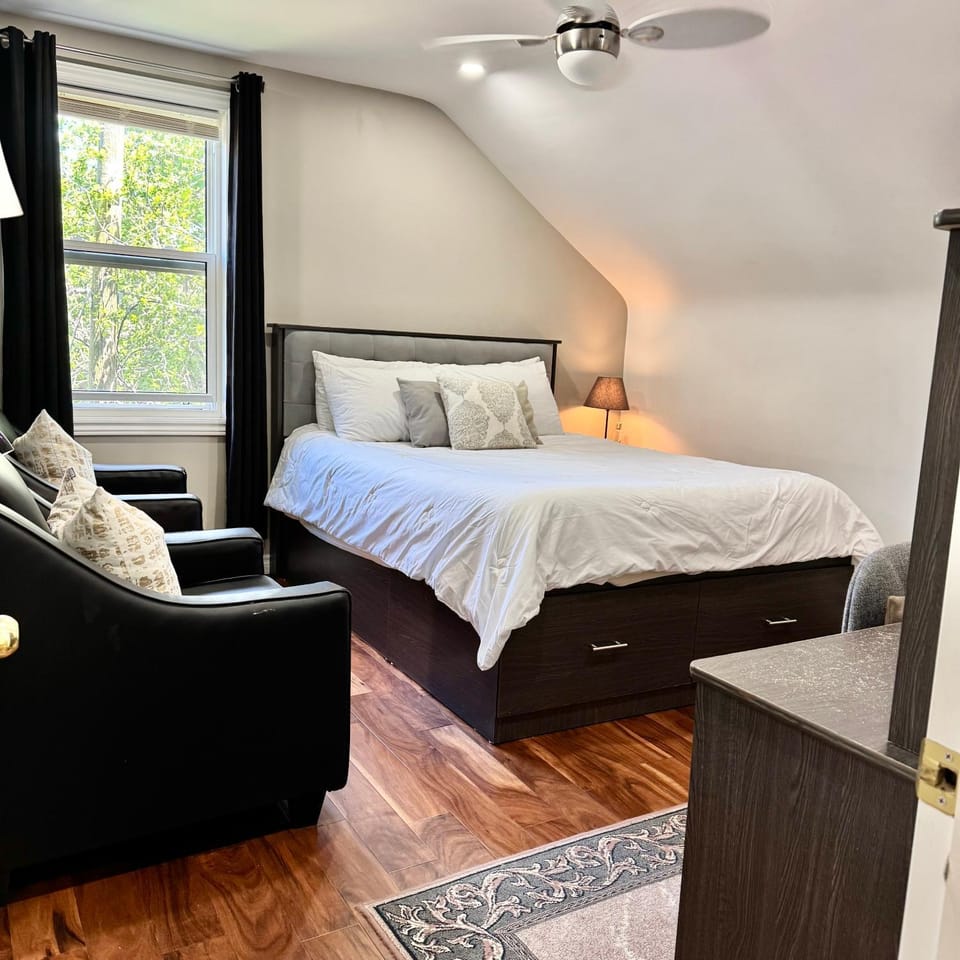 Bed, Photo of the whole room, Bedroom