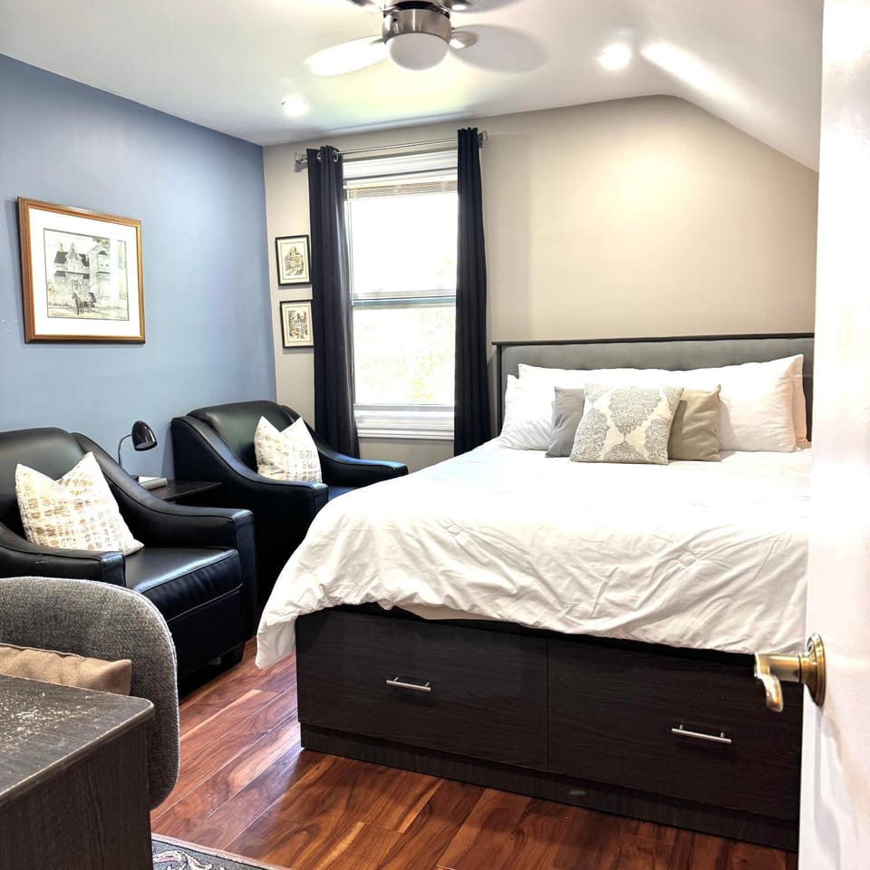 Bed, Photo of the whole room, Seating area, Bedroom